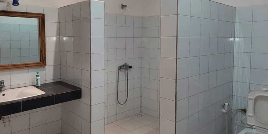 Grande salle de bain avec douche, lavabo... Location appartement campement No Stress Cap Skirring