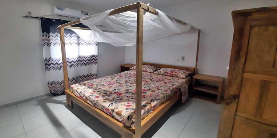 Chambre à coucher lit deux personnes spacieuse et lumineuse.