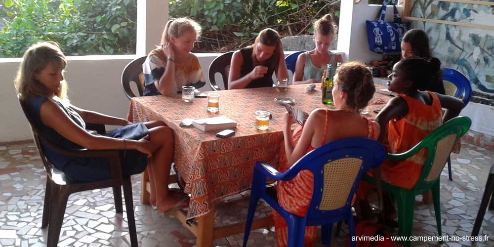 restaurant campement Casamance No Stress Ambiance chaleureuse et décontracté, pour tous vos séminaires et fêtes de famille le restaurant vous propose des solutions abordables.
