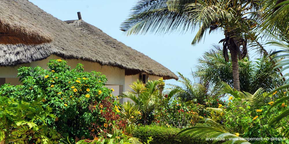 Le campement No Stress est composé de plusieurs bungalows indépendants construit sur un terrain arboré et fleuri.