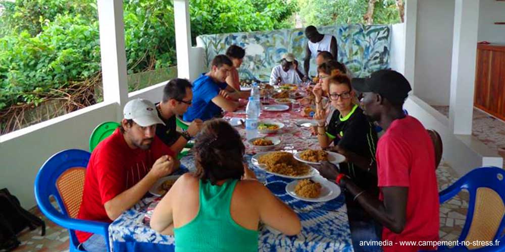 Restaurant sur la plage de Cap Skirring Service le midi et le soir, restaurant de spécialités poissons, cuisine européenne et sénégalaise.