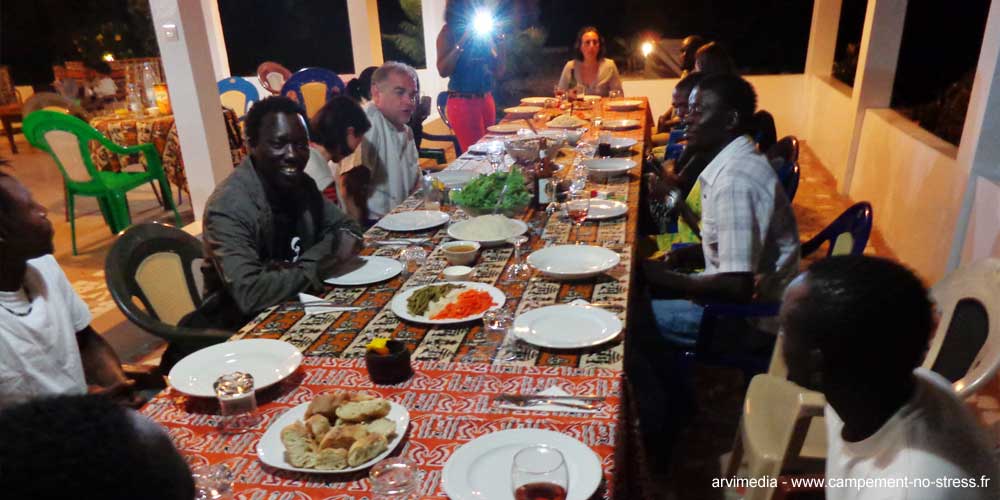 Bienvenu chez Eugène Diatta restaurant No Stress Ambiance chaleureuse et décontracté, pour tous vos séminaires et fêtes de famille le restaurant vous propose des solutions abordables.